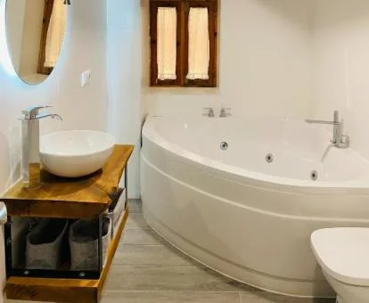 Amplio jacuzzi privado de este coqueto apartamento.