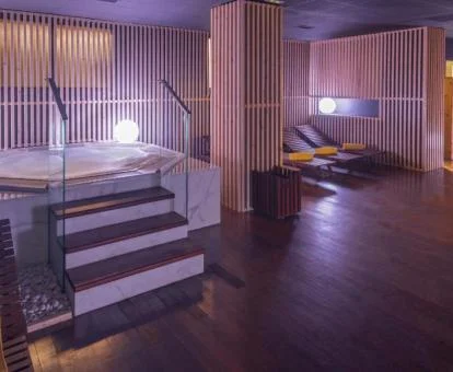 Moderno centro de bienestar con jacuzzi y zona de relajación.