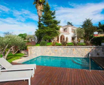 Edificio de este coqueto hotel boutique con jardín y piscina exterior.