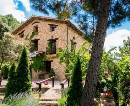 Edificio de este acogedor hotel rural de piedra con bellos jardines.