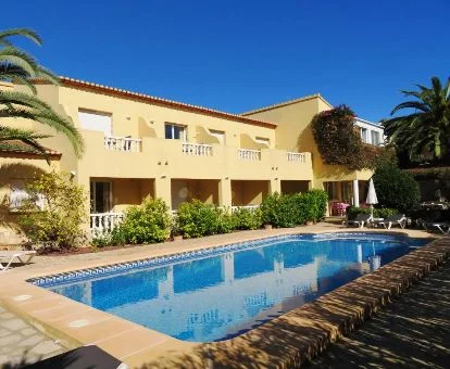 Edificio de este hotel rural con amplia zona exterior y piscina al aire libre.