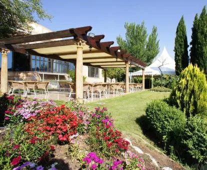 Hermosa zona exterior con terraza amueblada rodeada de bellos jardines.