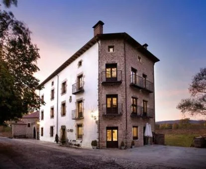Edificio de piedra de este coqueto hotel boutique con bellos jardines.