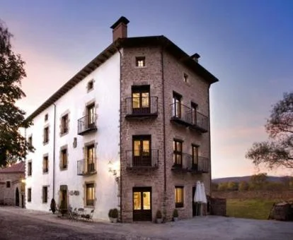 Coqueto edificio de este hotel romántico con bellas habitaciones.