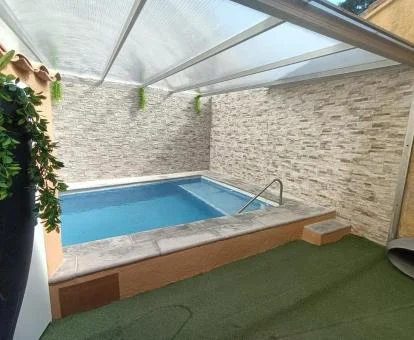 Piscina cubierta de este hotel romántico.