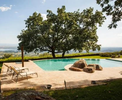 Preciosa zona exterior privada con piscina rodeada de naturaleza y fabulosas vistas de este hotel romántico.
