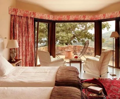 Preciosa habitación con terraza y vistas al campo de este hotel rural.