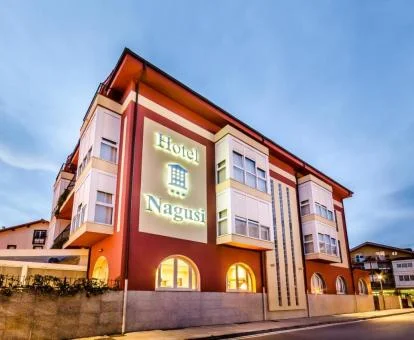 Edificio de este hotel con encanto que tiene habitaciones con jacuzzi.