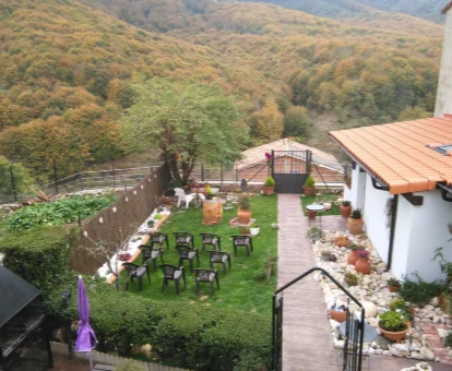 Acogedor hotel rural con amplia zona exterior y vistas a las montañas.