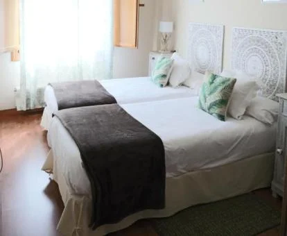 Una de las coquetas y luminosas habitaciones dobles del hotel.