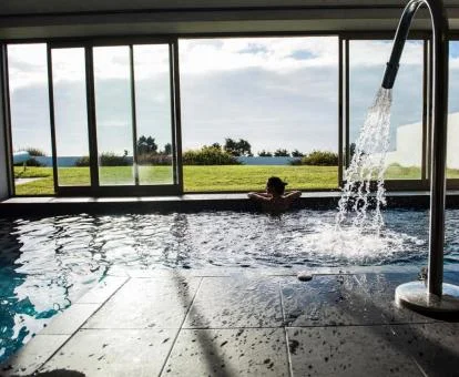 Instalaciones de bienestar del spa de este hotel con encanto con acceso al jardín.