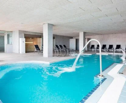 Piscina cubierta con elementos de hidroterapia del spa del hotel.