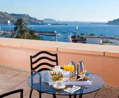 Terraza con fabulosas vistas al mar de una de las habitaciones del hotel.