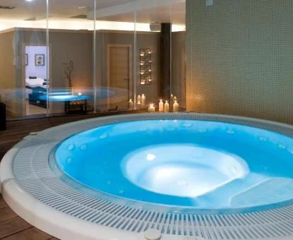 Zona de aguas del centro de bienestar del hotel.