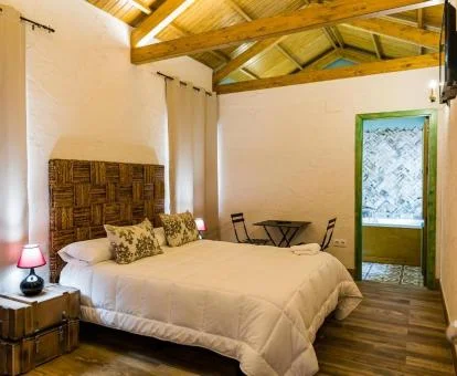 Una de las preciosas habitaciones con bañera de hidromasaje privada del hotel.