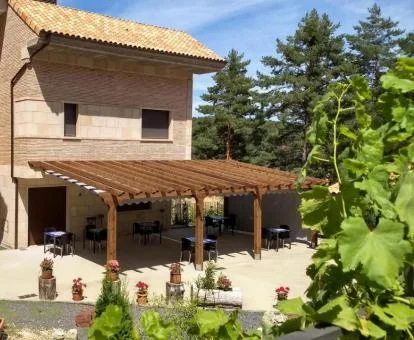 Edificio de este hotel rural con zona exterior rodeado de vegetación.