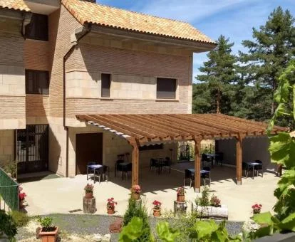 Coqueto hotel boutique rural con terraza y bellos jardines.