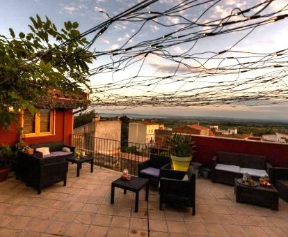 Agradable terraza con mobiliario y vistas de este hotel boutique.