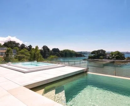 Zona exterior con piscina, jacuzzi y vistas al mar de este hotel con encanto.