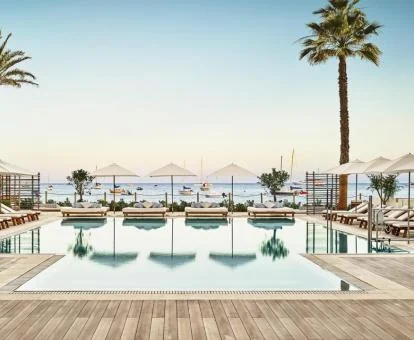 Preciosa piscina con solarium y vistas al mar de este hotel romántico.