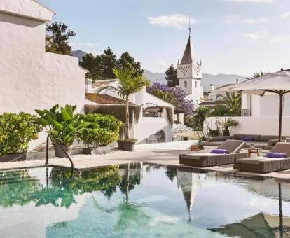 Amplia zona exterior de este hotel con encanto con piscina y solarium.