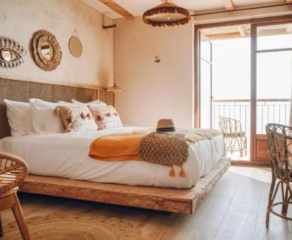Una de las acogedoras habitaciones con balcón de este coqueto hotel boutique.