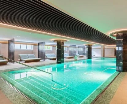 Piscina interior con elementos de hidroterapia del spa.