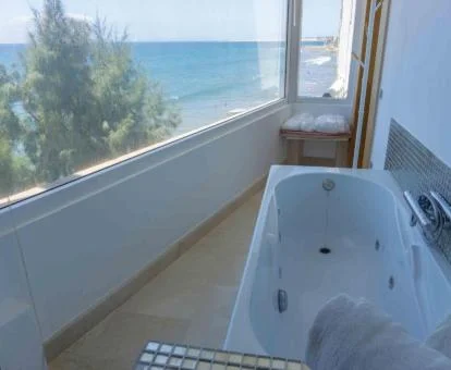 Bañera de hidromasaje privada con vistas al mar de este coqueto apartamento.