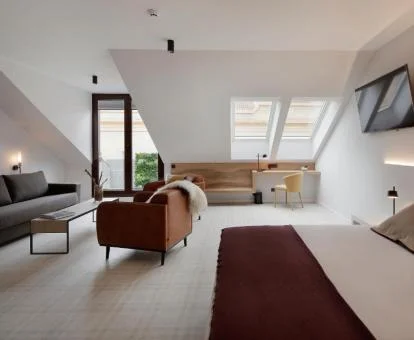 Una de las amplias habitaciones con zona de estar de este elegante hotel boutique.