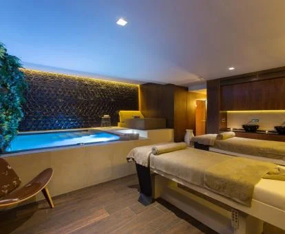 Zona de aguas y sala de masajes y tratamientos del centro de bienestar del hotel.