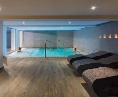 Pareja disfrutando de las instalaciones del spa del hotel.