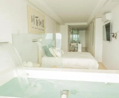 Fabuloso apartamento con jacuzzi privado junto a la cama.