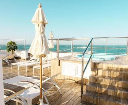 Agradable terraza solarium con vistas al mar y jacuzzis al aire libre.