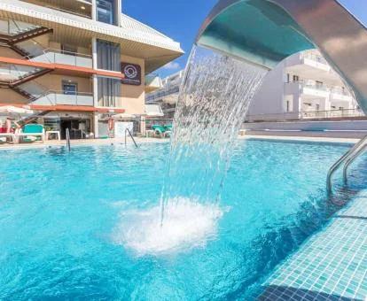 Piscina exterior con hidroterapia de este hotel romántico.
