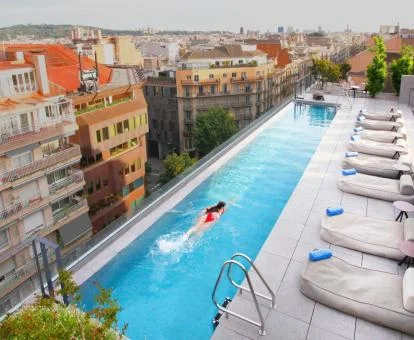 Mujer disfrutando de la piscina con vistas a la ciudad de este hotel con encanto.