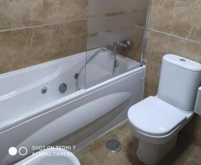 Baño con bañera de hidromasaje privada de este coqueto apartamento.