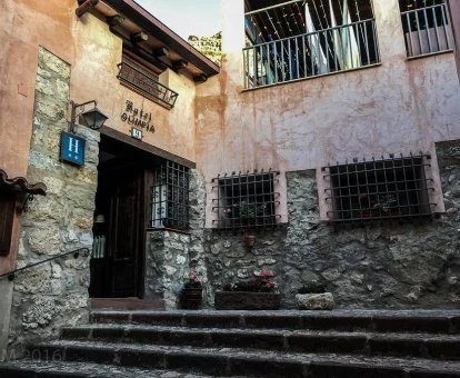 Fachada de este acogedor hotel rural en una calle tranquila.