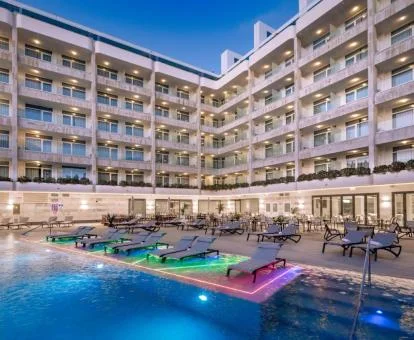 Gran edificio con piscina y zonas de estar en el exterior de este hotel con encanto.