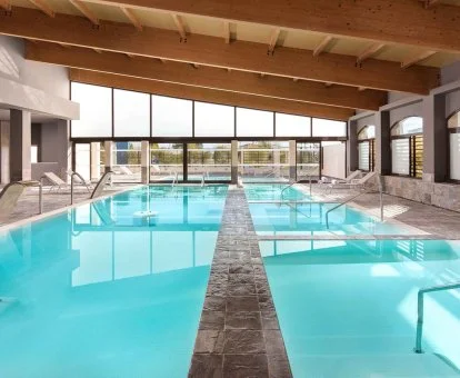 Fabulosa piscina con elementos de hidroterapia del spa del hotel.