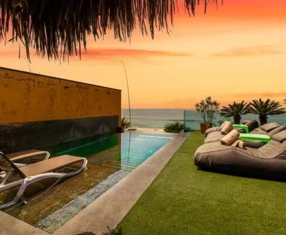 Zona exterior con piscina y vistas al mar de esta fabulosa villa.