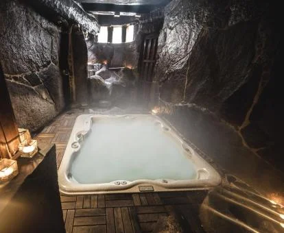 Jacuzzi en el spa de tipo cueva del hotel.