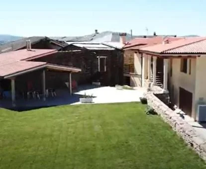 Acogedor hotel rural con amplias zonas exteriores.