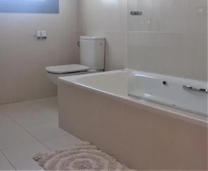 Baño con bañera de hidromasaje privada de este apartamento independiente.
