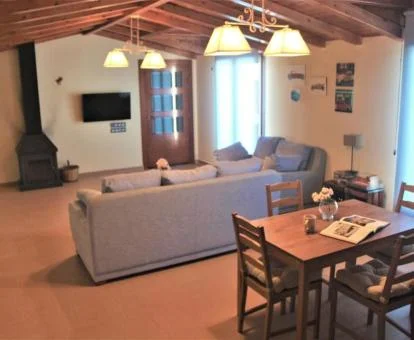 Interior de este apartamento independiente con bañera de hidromasaje privada.