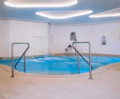 Piscina de hidroterapia de las instalaciones de spa del hotel.