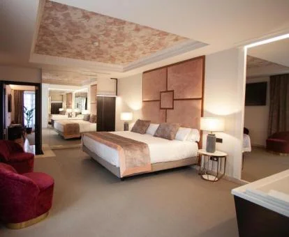 Una de las amplias habitaciones dobles con bañera cerca de la cama de este hotel boutique.