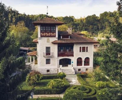 Edificio con una hermosa arquitectura y bellos jardines que alberga este elegante hotel boutique.