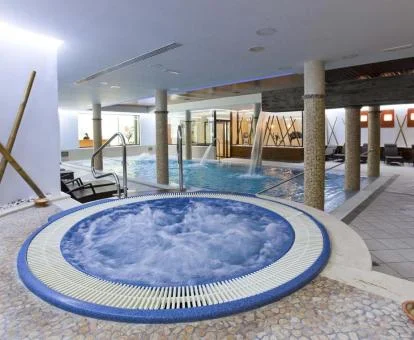 Maravilloso centro de spa y bienestar del hotel con piscina con hidroterapia y jacuzzi.