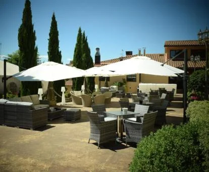 Terraza con mobiliario de este acogedor hotel con encanto.