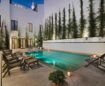 Terraza de este hotel con encanto con piscina y solarium.